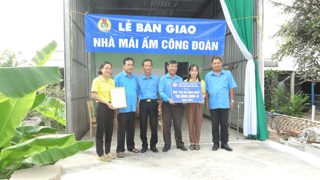 Bàn giao nhà Mái ấm công đoàn cho cô giáo đơn thân