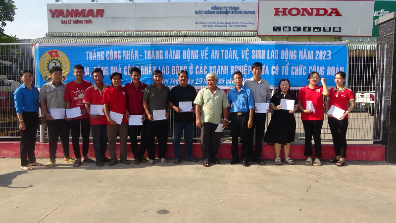 Tri Tôn: trao 78 suất quà cho công nhân lao động, tuyên truyền vận động thành lập tổ chức công đoàn