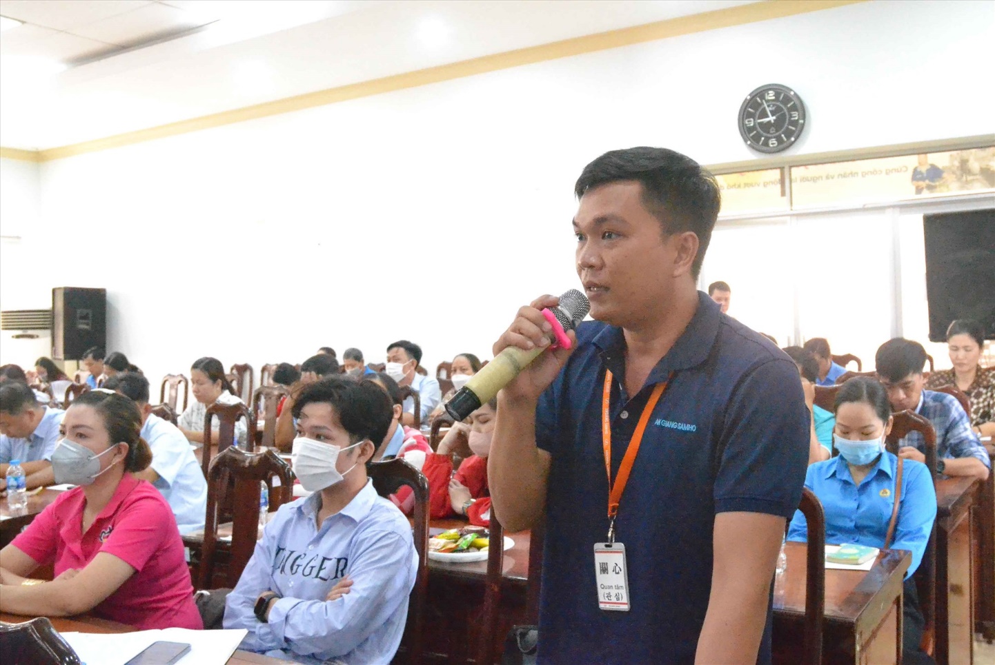 Công nhân lao động phát biểu, bày tỏ, kiến nghị nhiều vấn đề thiết thực đến đời sống, việc làm và an toàn vệ sinh lao động. Ảnh: Thanh Mai