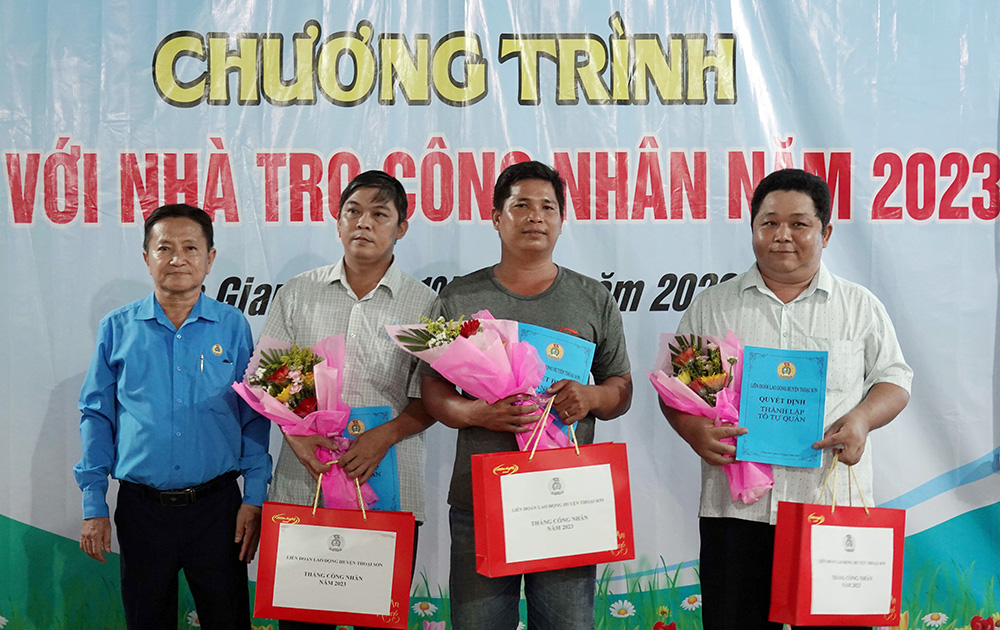 D:\2. KIM ANH\NĂM 2023\2. DAI HỘI CĐCS + LĐLĐ HUYỆN NK 2023-2028\Hinh hoat dong 2018-2023\hiNH TRAO qd HOA.jpg