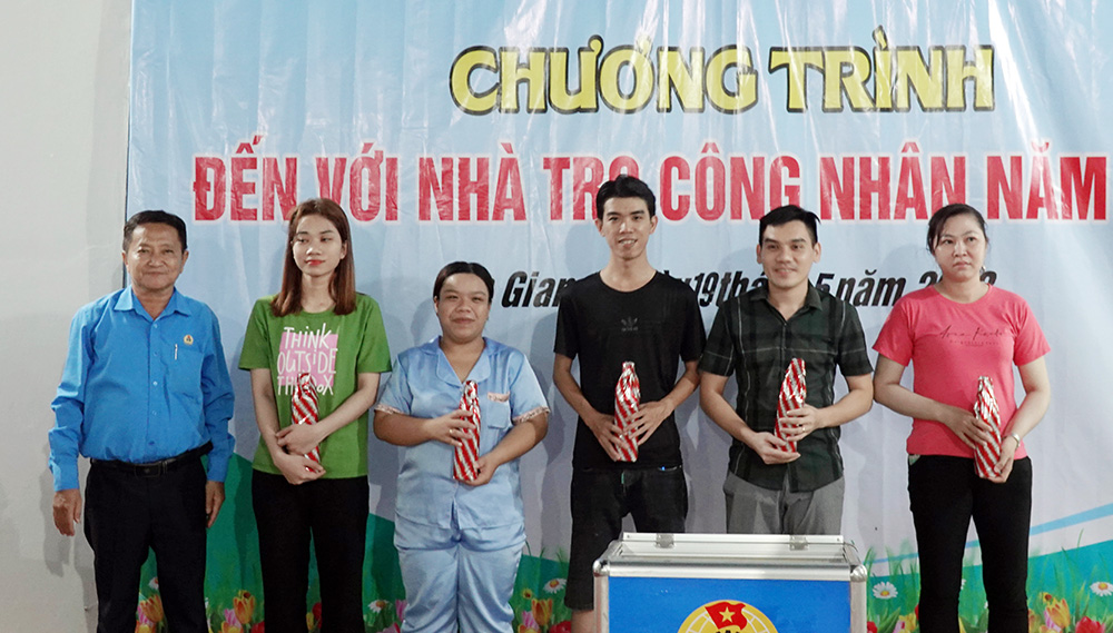 D:\2. KIM ANH\NĂM 2023\2. DAI HỘI CĐCS + LĐLĐ HUYỆN NK 2023-2028\Hinh hoat dong 2018-2023\HiNH ANH nAM TRAO QUA.jpg