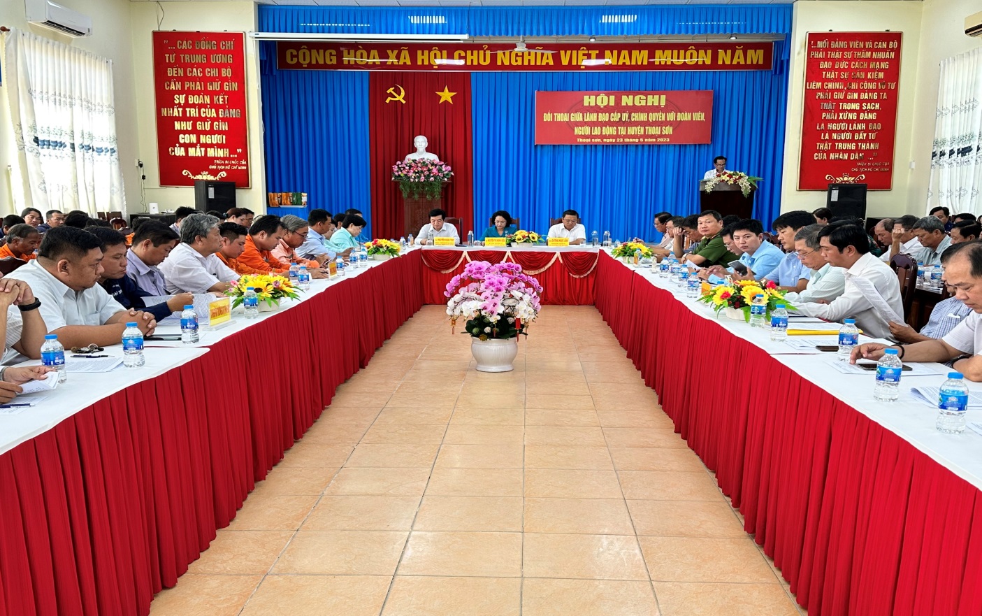 D:\2. KIM ANH\NĂM 2023\2. DAI HỘI CĐCS + LĐLĐ HUYỆN NK 2023-2028\Hinh hoat dong 2018-2023\z4369417745425_be22c2901dd6c7c86a46340b4516b318.jpg