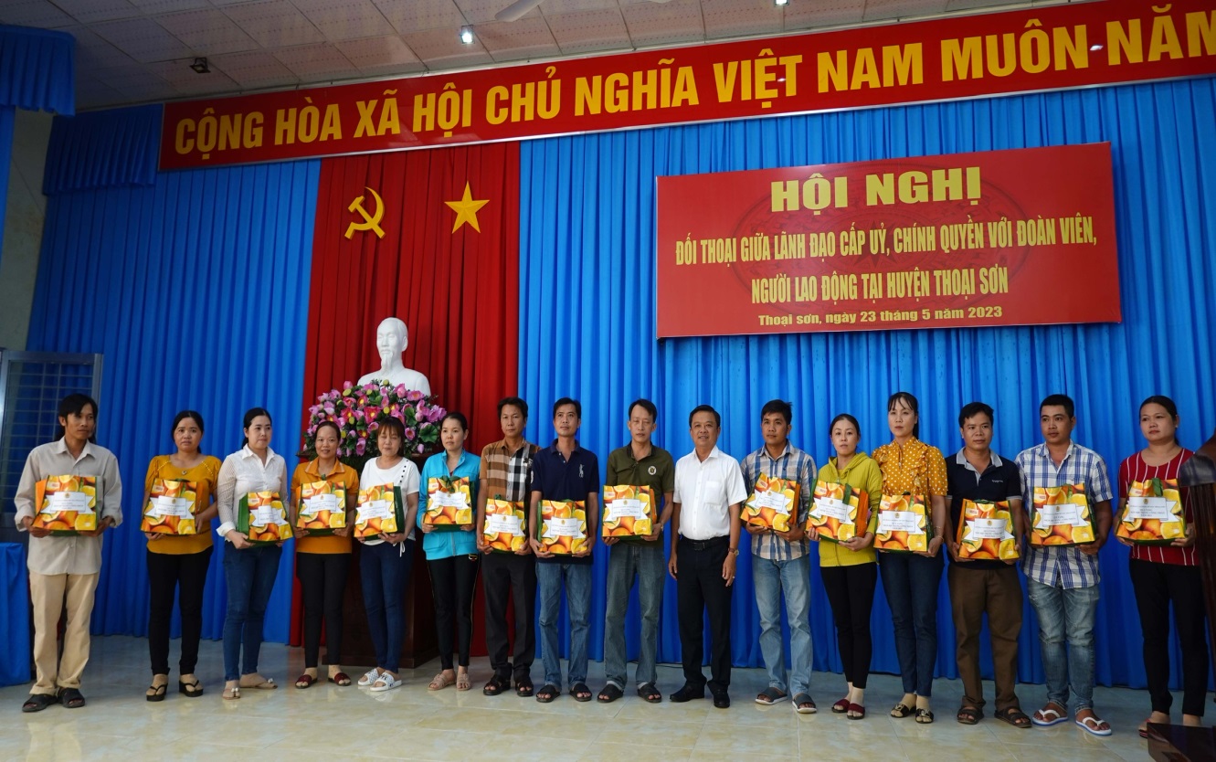 D:\2. KIM ANH\NĂM 2023\2. DAI HỘI CĐCS + LĐLĐ HUYỆN NK 2023-2028\Hinh hoat dong 2018-2023\z4369771679561_d9fa15e3b2fd611ae8aff0f102c28edc.jpg