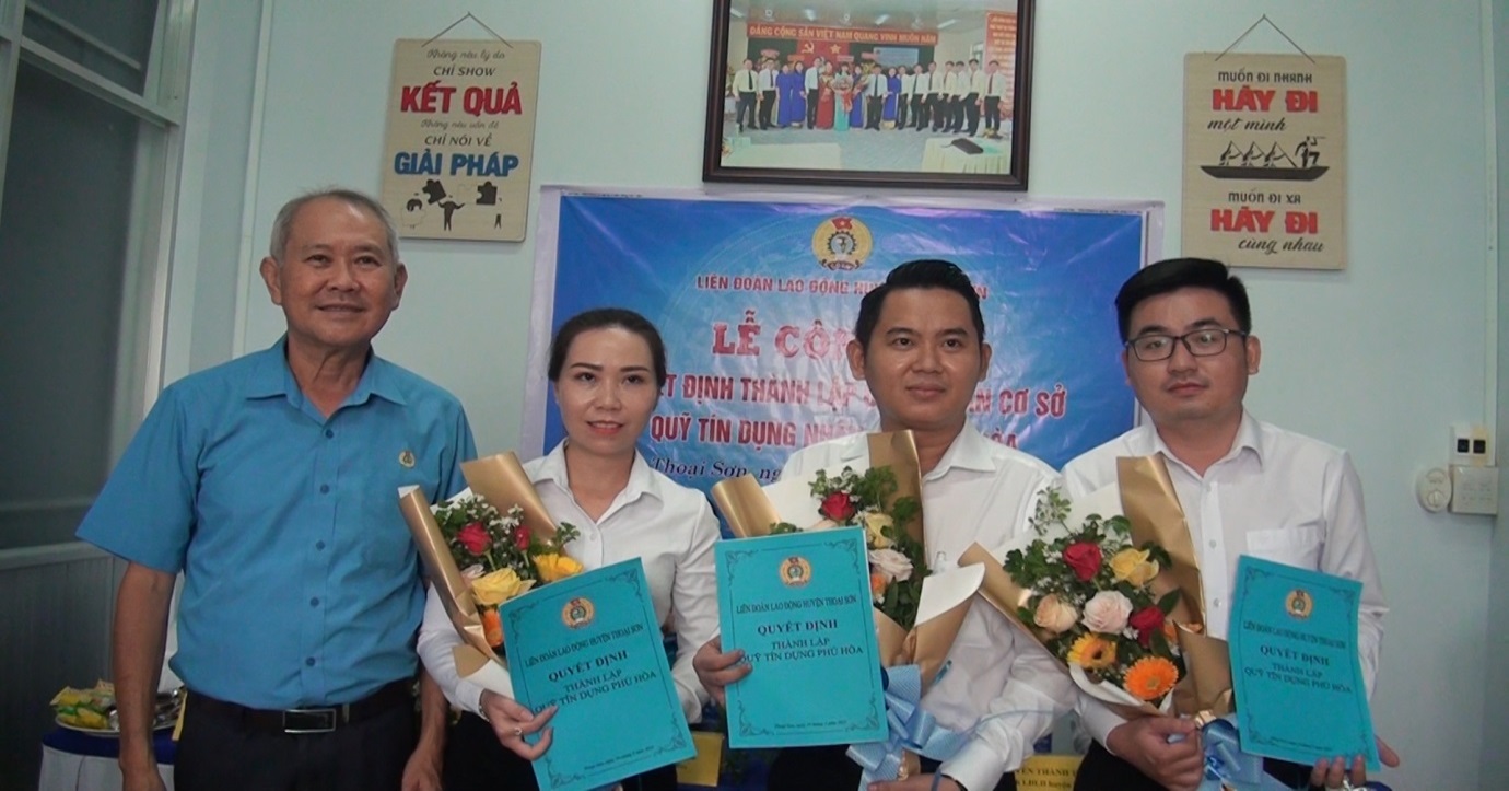 D:\2. KIM ANH\NĂM 2023\2. DAI HỘI CĐCS + LĐLĐ HUYỆN NK 2023-2028\Hinh hoat dong 2018-2023\Hinh trao quyet dinh .jpg