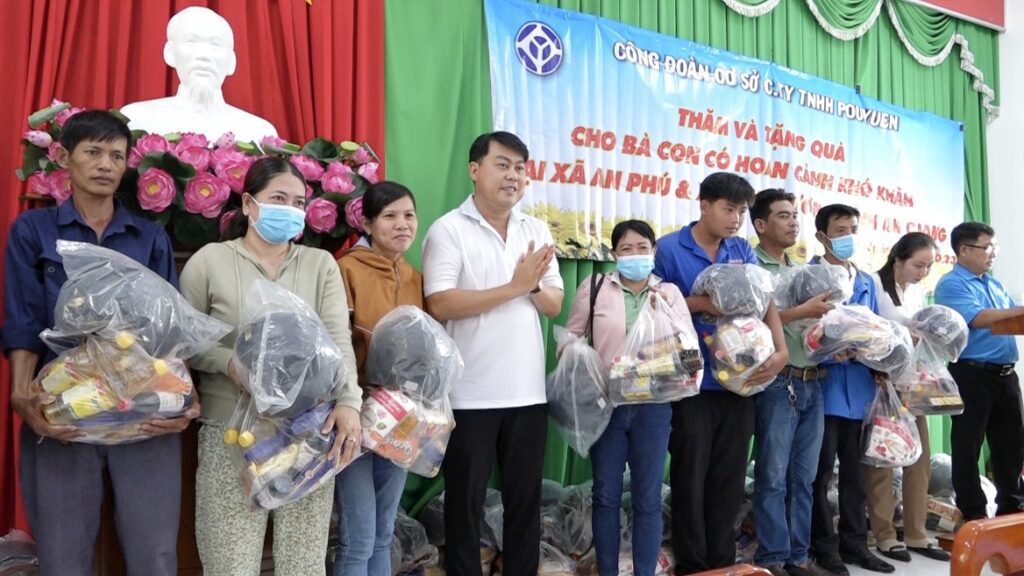 An Phú: phối hợp tặng 150 suất quà quà cho người lao động có hoàn cảnh khó khăn