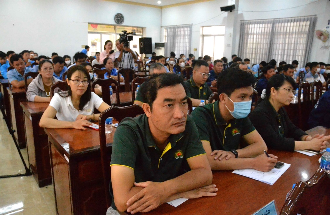 Hơn 100 đại biểu tham dự buổi tiếp xúc. Ảnh: Thanh Mai