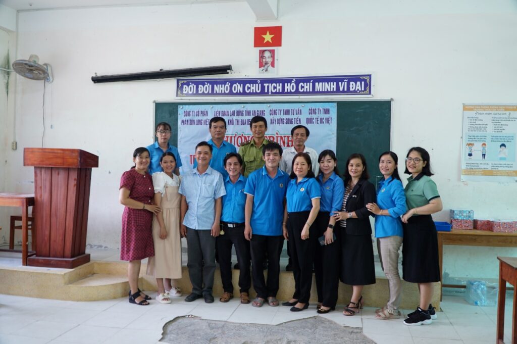 Khối thi đua số 5: trao nhiều suất quà “Tiếp bước đến trường” nhân dịp tổng kết năm học 2022 – 2023