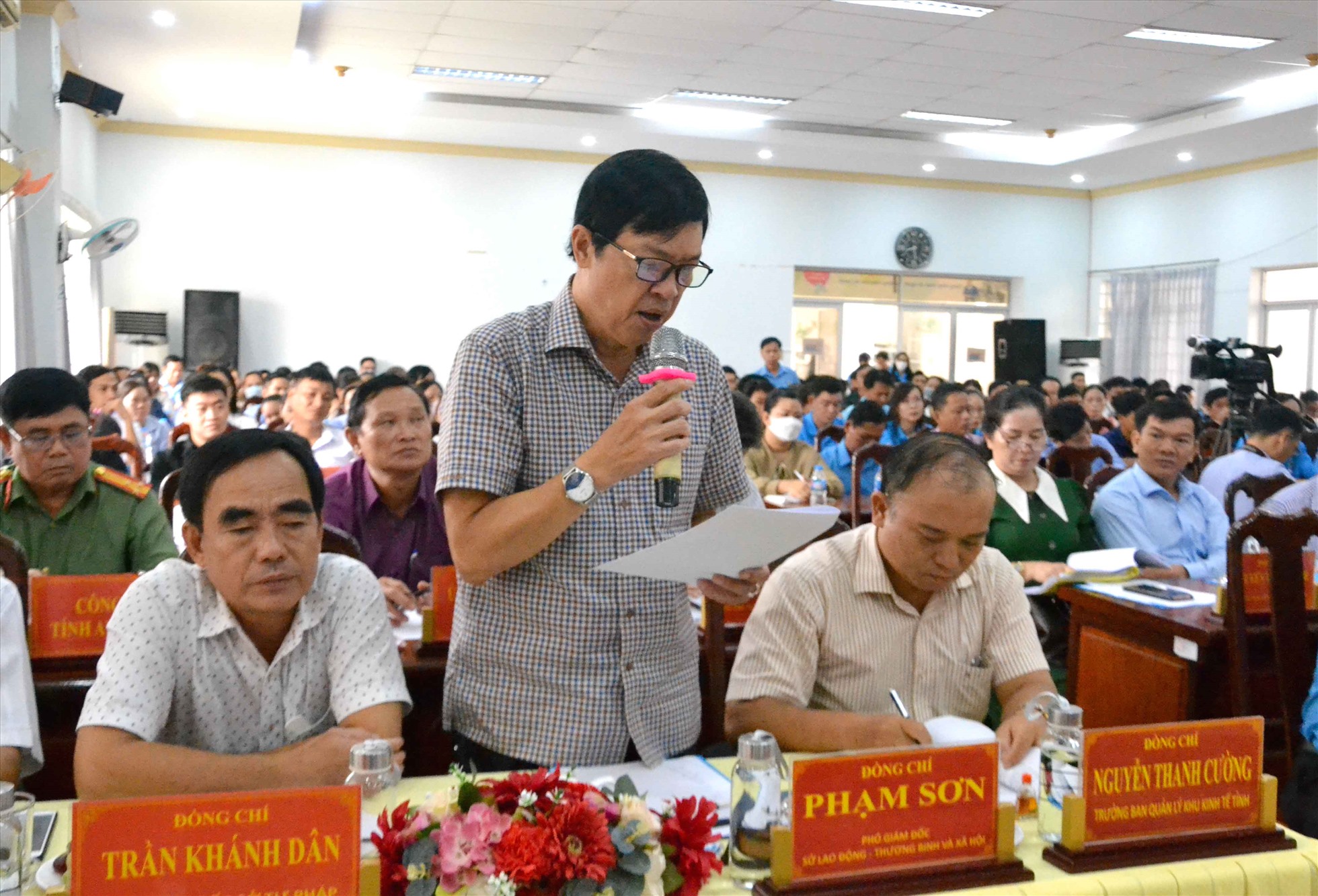 Đại diện lãnh đạo các đơn vị, ban ngành giải trình các ý kiến của người lao động nêu ra tại buổi đối thoại. Ảnh: Lâm Điền