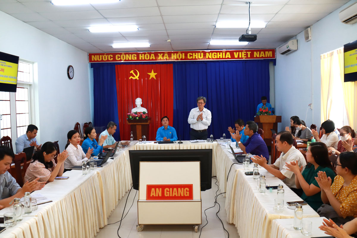 A group of people sitting at a table

Description automatically generated