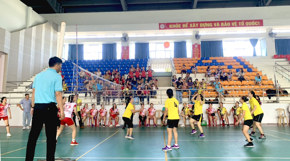 Các đội thi đấu hào hứng.... Ảnh: Lâm Điền