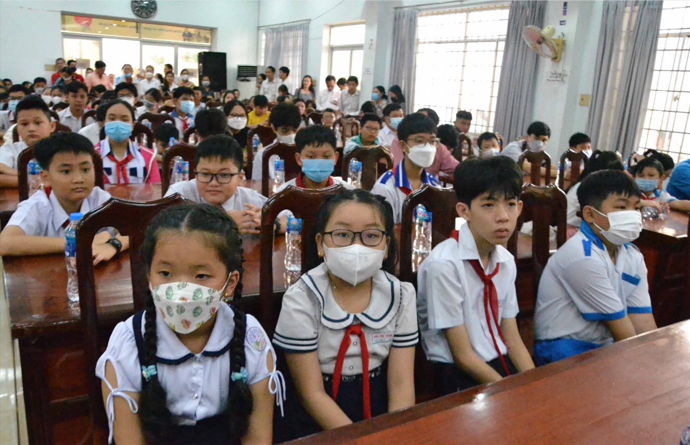 109 học sinh là con đoàn viên, công nhân viên chức lao động trên địa bàn TP Long Xuyên đến dự và nhận học bổng. Ảnh: Lâm Điền