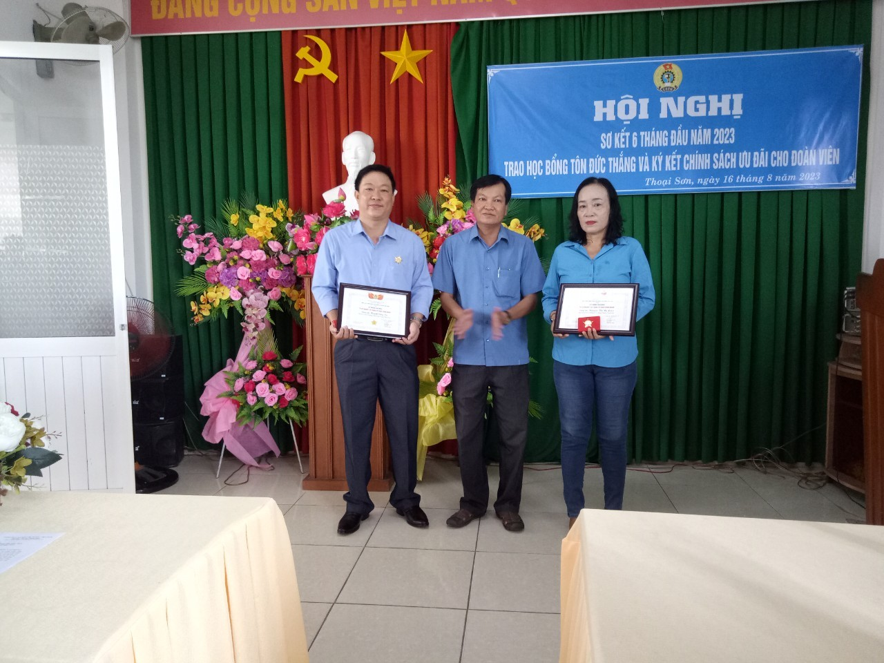 A group of people holding certificates Description automatically generated