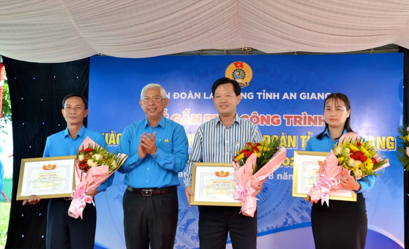 Chủ tịch LĐLĐ tỉnh An Giang Nguyễn Thiện Phú tặng Bằng khen LĐLĐ tỉnh cho tổ chức, cá nhân có thành tích xuất sắc. Ảnh: Lâm Điền