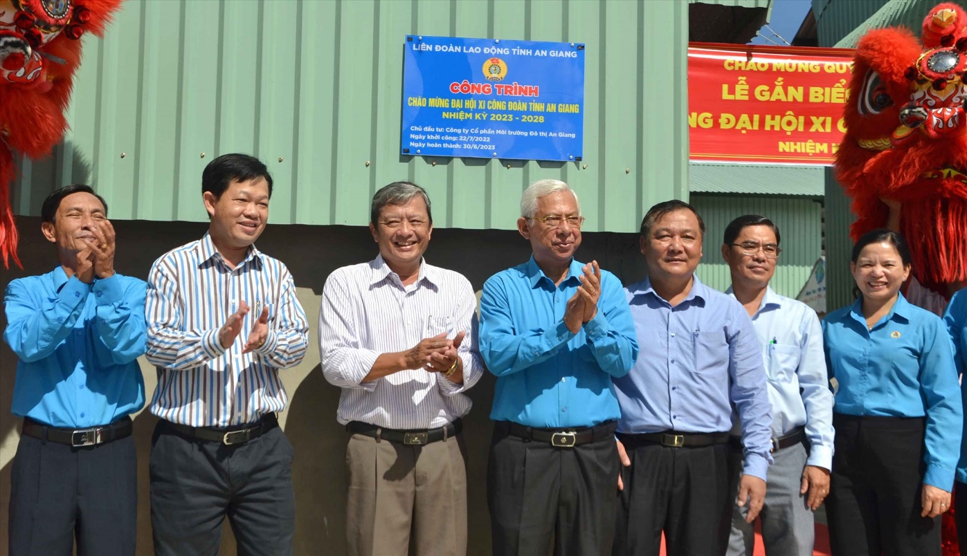 LĐLĐ tỉnh An Giang gắn biển chào mừng Đại hội Công đoàn