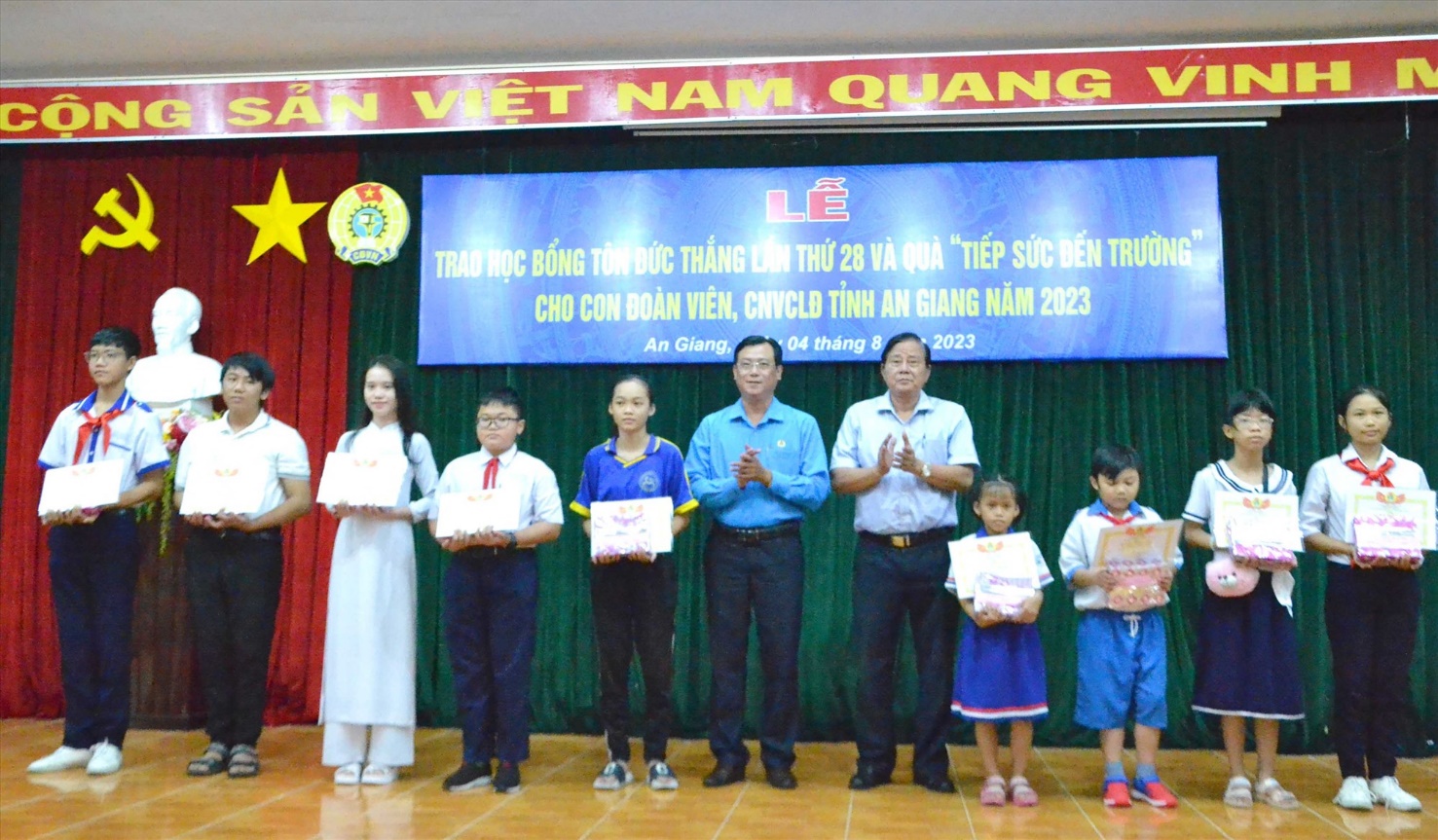 Phó Chủ tịch LĐLĐ tỉnh An Giang Nguyễn Nhật Tiến trao học bổng Tôn Đức Thắng cho học sinh. Ảnh: Lâm Điền