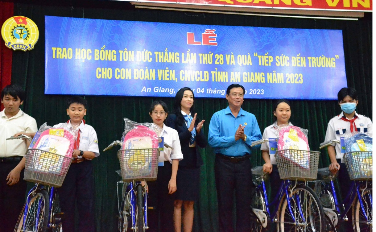 Trao tặng 10 xe đạp cho các cháu. Ảnh: Lâm Điền