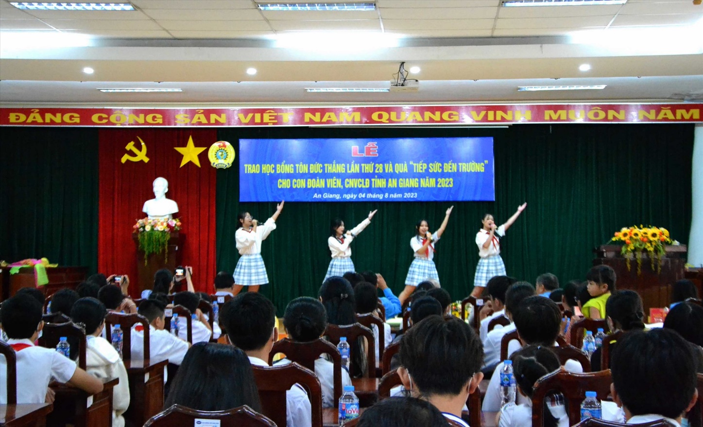 Văn nghệ chào mừng lễ trao Học bổng Tôn Đức Thắng lần thứ 28. Ảnh: Lâm Điền