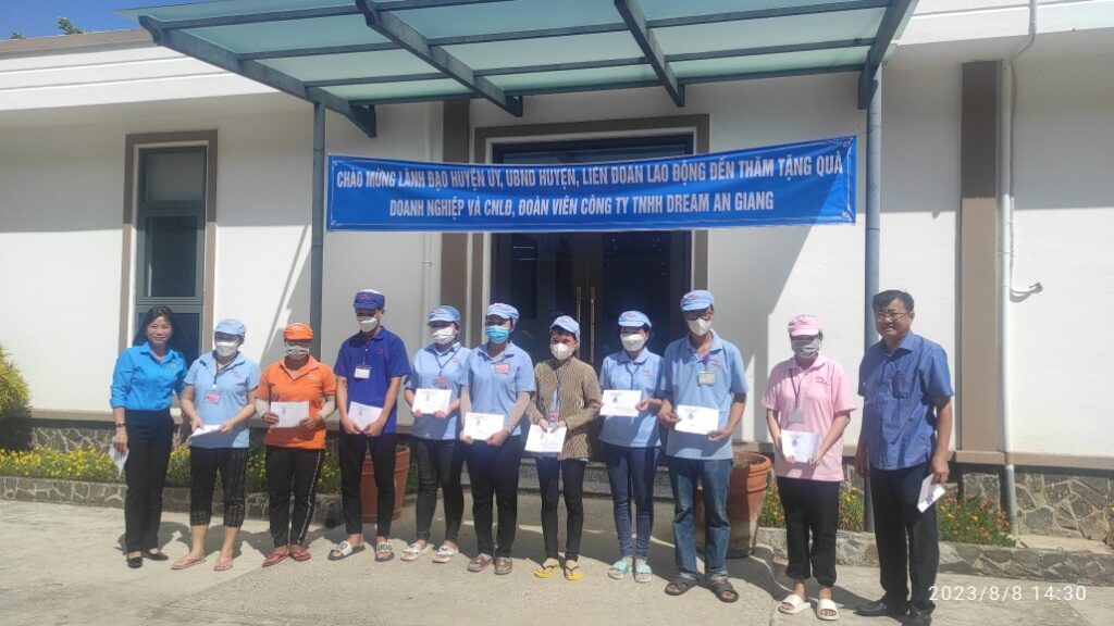 Bí thư Huyện uỷ Chợ Mới Nguyễn Hồng Đức thăm tặng quà công nhân lao động