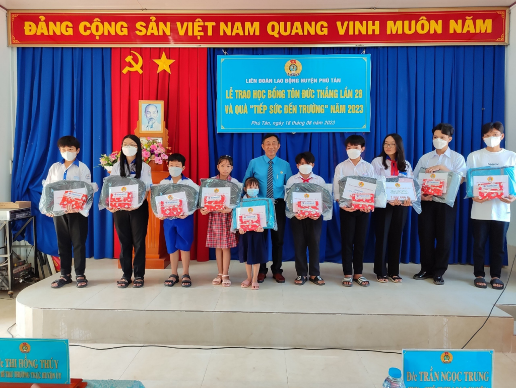 Phú Tân trao 63 suất học bổng và quà cho con đoàn viên có hoàn cảnh khó khăn