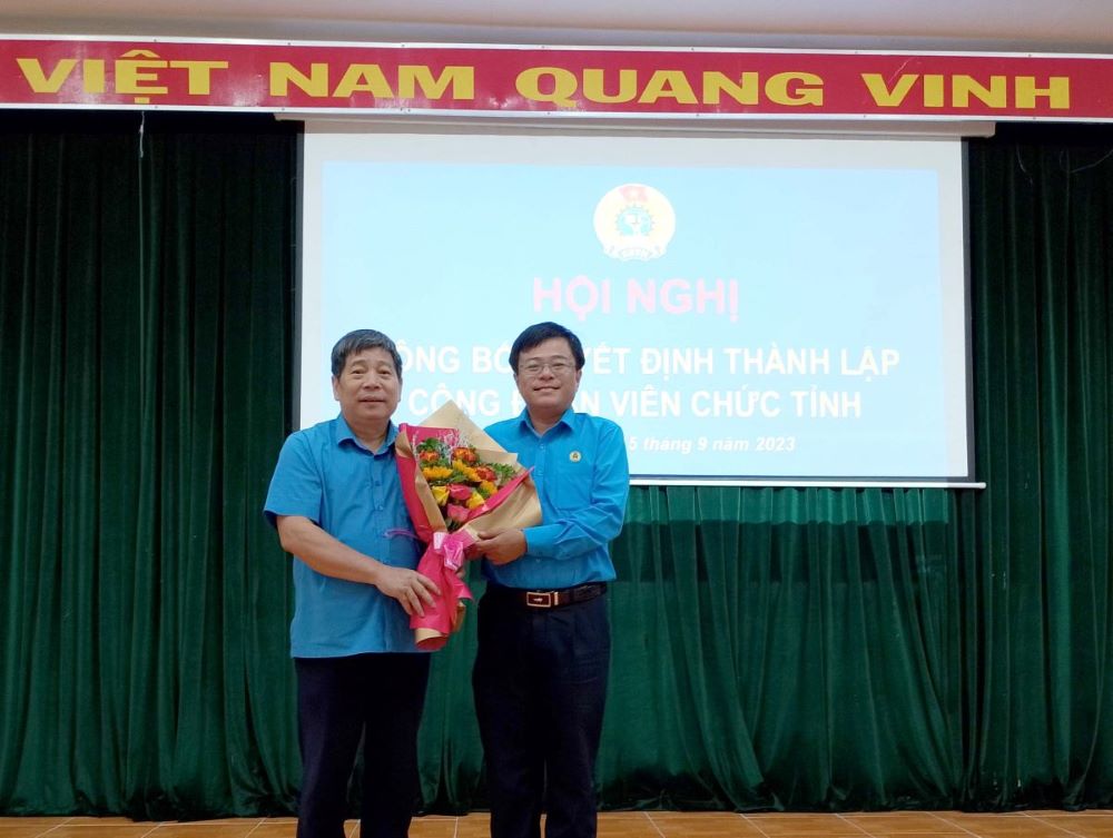 Chủ tịch Công đoàn Viên chức tỉnh An Giang Huỳnh Ngọc Minh tặng hoa thay lời cám ơn đến Phó Chủ tịch Thường trực Công đoàn Viên chức Việt Nam Nguyễn Văn Đông. Ảnh: Lâm Điền