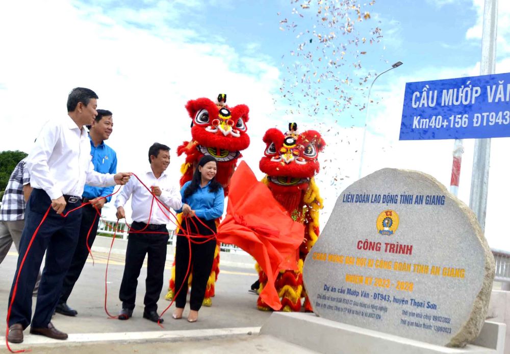 Gắn biển chào mừng Đại hội Công đoàn tỉnh An Giang cho công trình “Cầu Mướp Văn - ĐT.943, huyện Thoại Sơn, tỉnh An Giang”. Ảnh: Lâm Điền