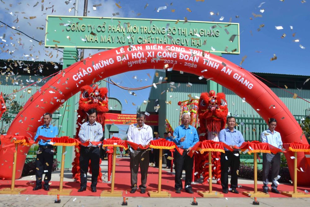 Gắn biển cho công trình “Nhà máy xử lý chất thải nguy hại”. Ảnh: Lâm Điền 