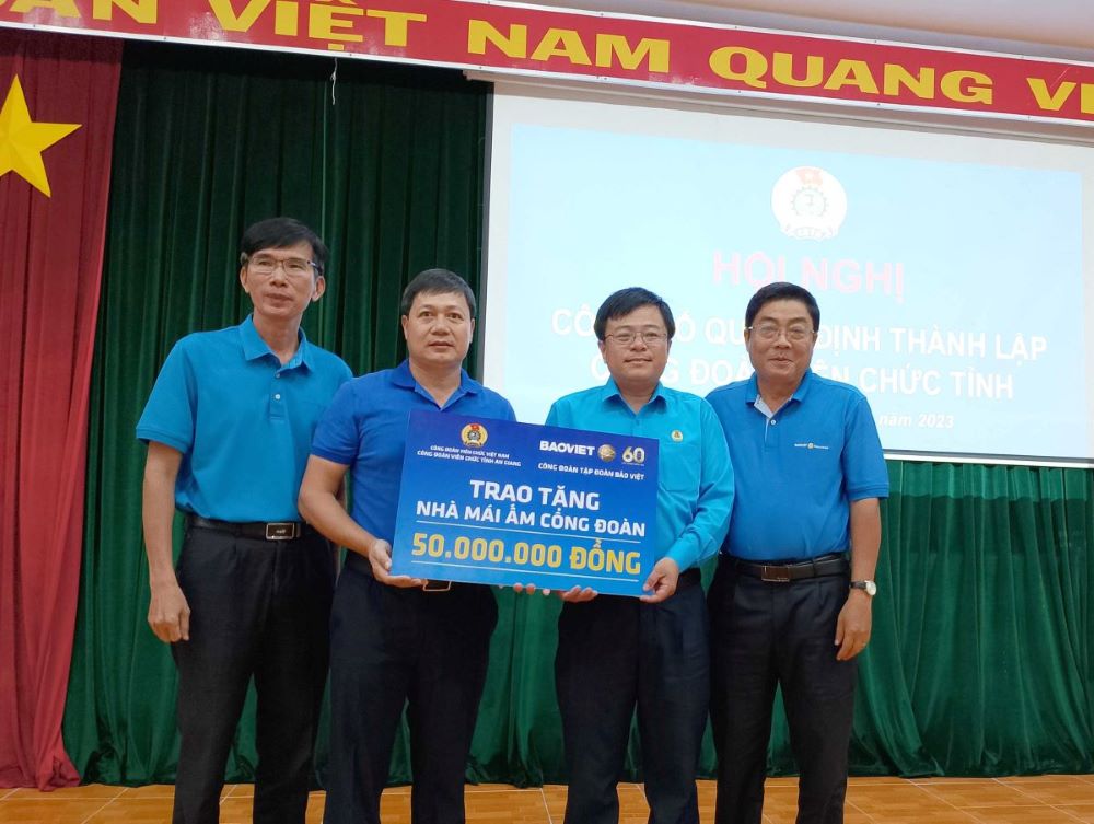 Tặng quà hỗ trợ để Công đoàn Viên chức tỉnh An Giang có thêm điều kiện chăm lo đoàn viên. Ảnh: Lâm Điền