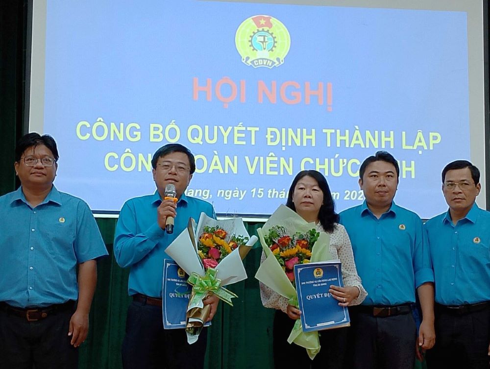 Thay mặt Ban chấp hành, Chủ tịch Công đoàn Viên chức tỉnh An Giang Huỳnh Ngọc Minh phát biểu hứa hẹn. Ảnh: Lâm Điền