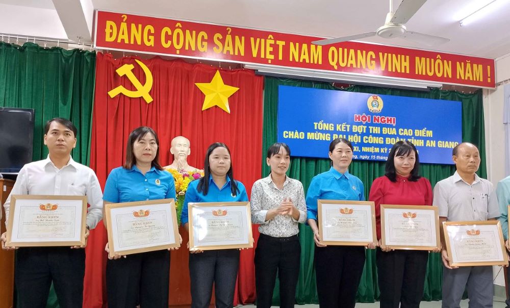 Trao Bằng khen LĐLĐ cho các tập thể, cá nhân có thành tích xuất sắc. Ảnh: Lâm Điền