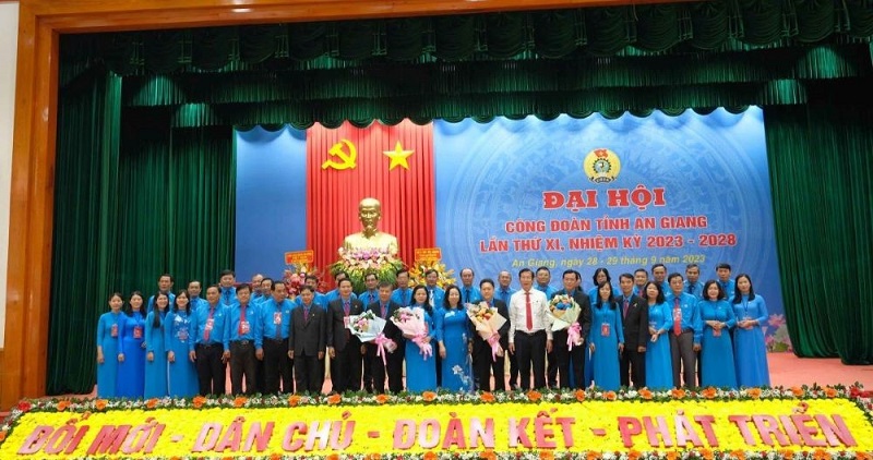 C:\Users\NDDTHANH\Desktop\DAI HOI XI\DH XI 1.jpg