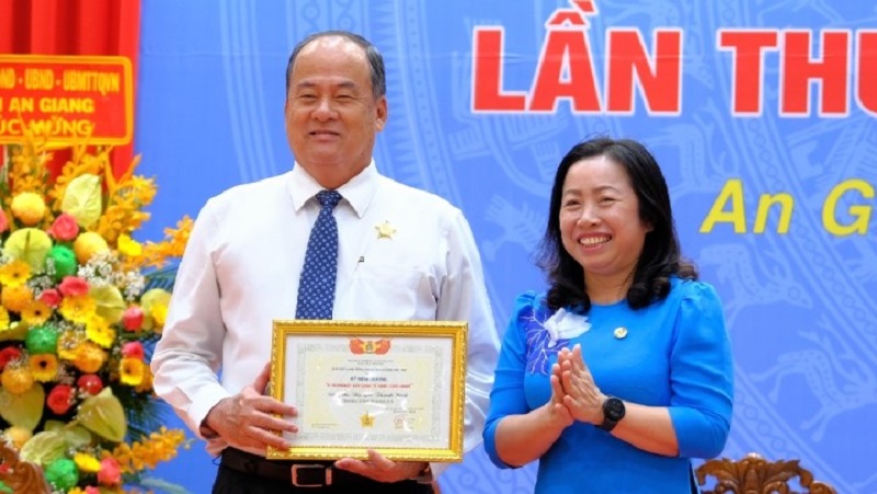 Lãnh đạo tỉnh An Giang nhận kỷ niệm chương “Vì sự nghiệp xây dựng tổ chức Công đoàn”