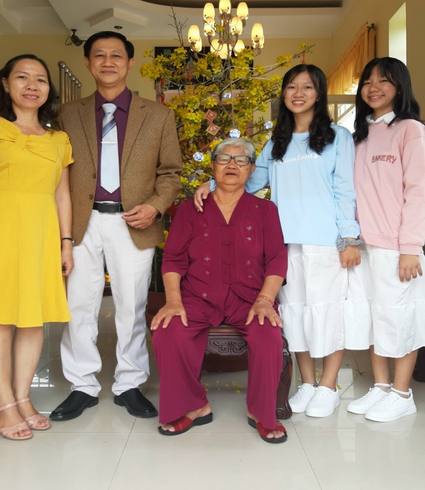 C:\Users\User\Documents\Zalo Received Files\Gia dinh 3 the he.jpg