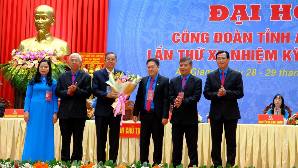 Đoàn Chủ tịch Đại hội tặng hoa thay lời cám ơn Phó Bí thư Thường trực Tỉnh ủy, Chủ tịch HĐND tỉnh An Giang Lê Văn Nưng. Ảnh: Phong Linh