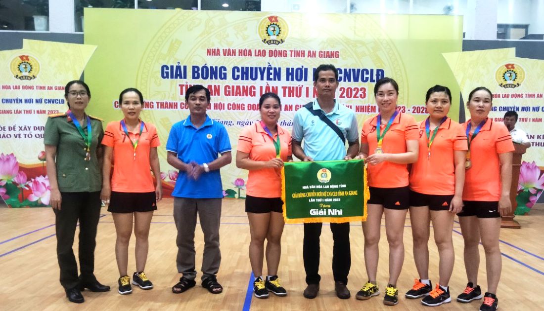 Ông Nguyễn Đức Dục Thanh - Phó Ban Tuyên giáo - Nữ công LĐLĐ tỉnh An Giang trao thưởng cho đội hạng Nhì. Ảnh: Lâm Điền