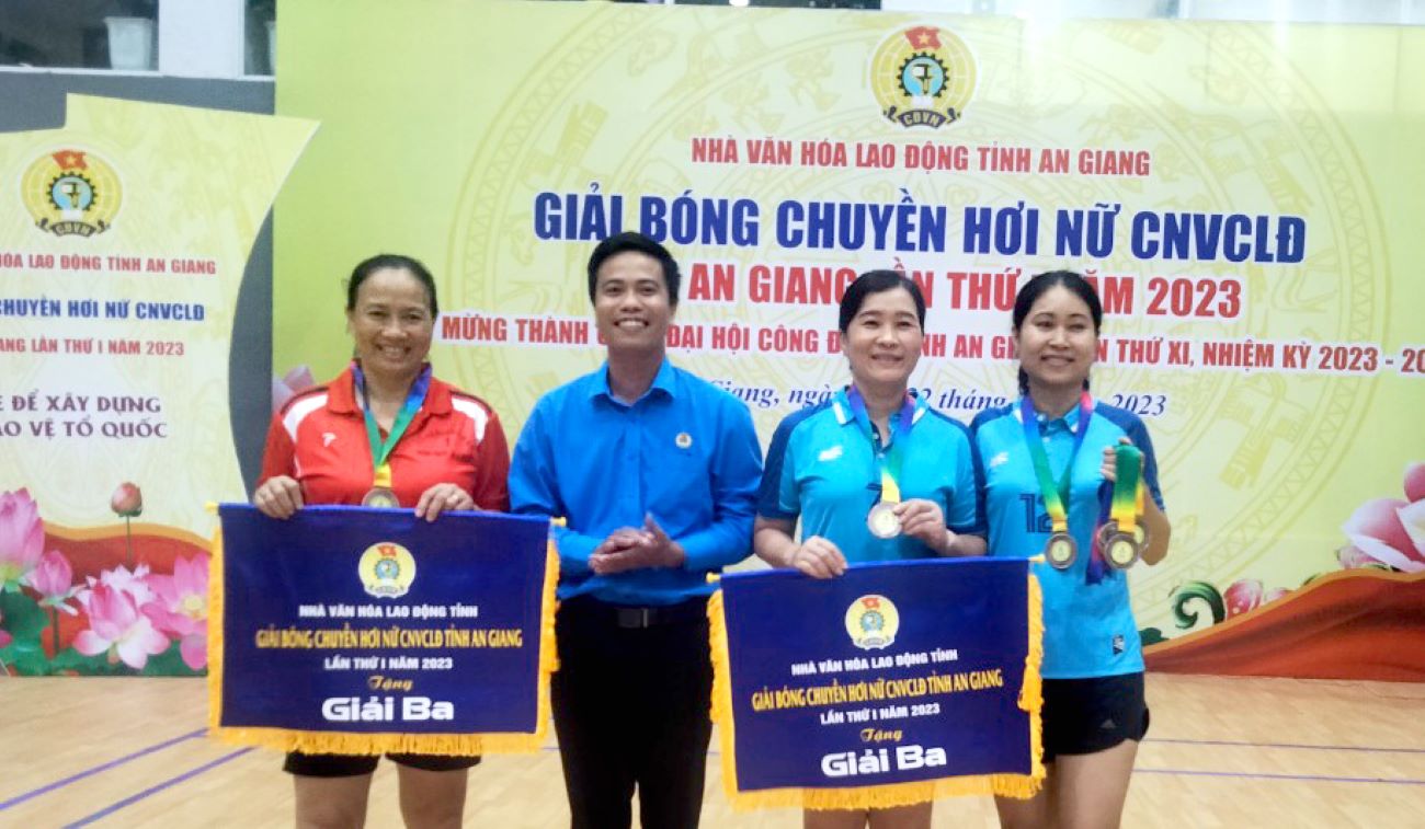 Ông Nguyễn Hữu Trí - Phó Giám đốc Nhà văn hóa lao động An Giang trao thưởng cho đội giải Ba. Ảnh: Lâm Điền