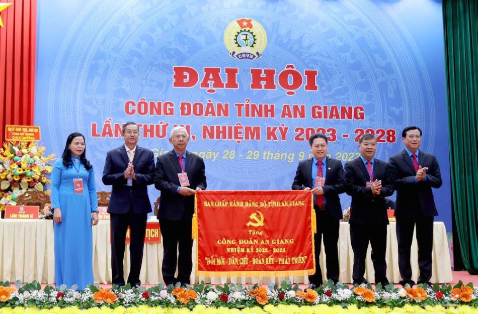 Phó Bí thư Thường trực Tỉnh ủy, Chủ tịch HĐND tỉnh An Giang Lê Văn Nưng tặng bức trướng “Công đoàn tỉnh An Giang Đổi mới- Dân chủ- Đoàn kết-Phát triển”. Ảnh: Phong Linh