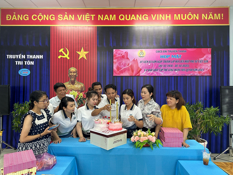 CĐCS Đài Truyền thanh Tri Tôn: họp mặt cán bộ cơ quan nhân kỷ niệm 20/10