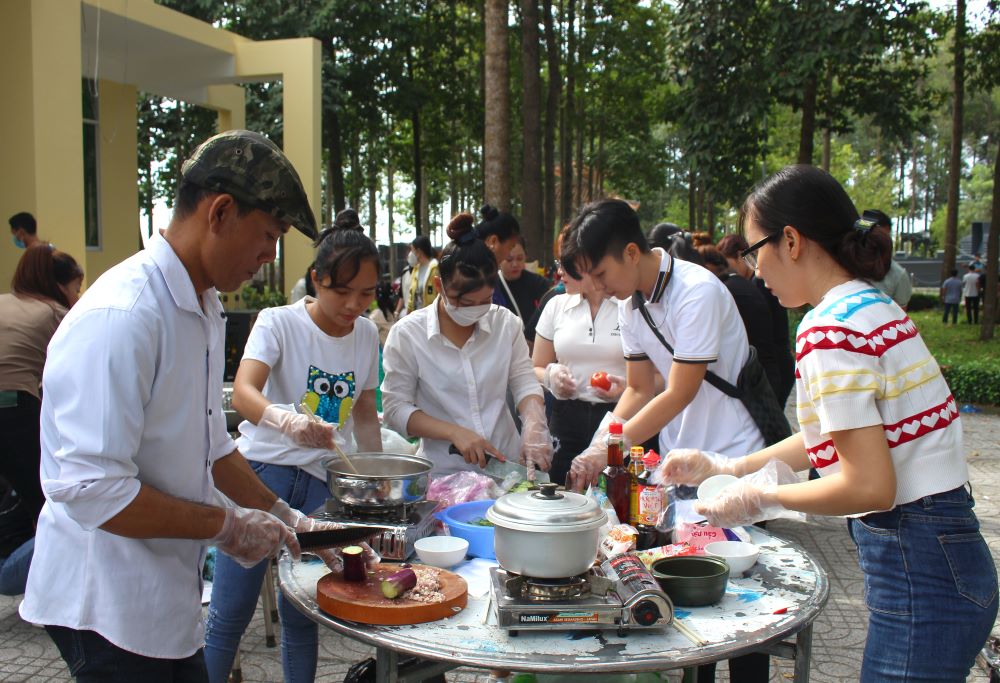 10 đội tham gia tranh tài trong 90 phút nấu bữa cơm gia đình với nguyên liệu 1,5 triệu đồng. Ảnh: Lục Tùng