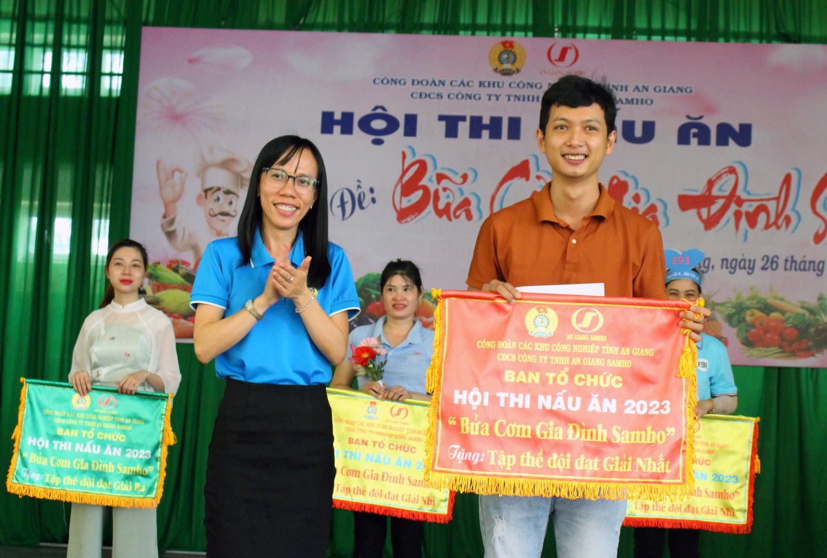 Bà Nguyễn Lê Linh Châu - Trưởng ban Tuyên giáo - Nữ Công LĐLĐ tỉnh An Giang trao giải Nhất cho đội “Đoàn kết là chấp hết“. Ảnh: Lục Tùng