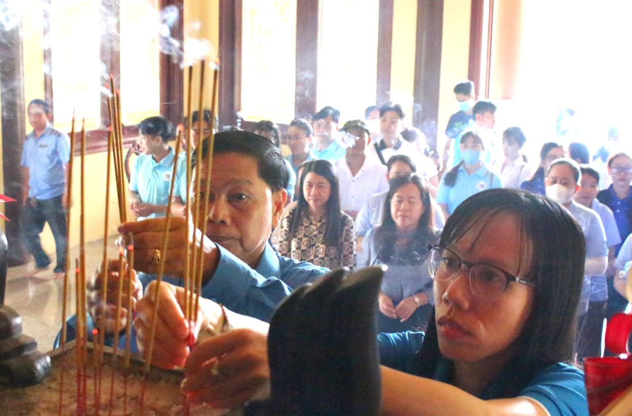 Bà Nguyễn Lê Linh Châu và ông Trần Lưu Phong dâng hương lên bàn thờ  Chủ tịch Tôn Đức Thắng. Ảnh: Lục Tùng