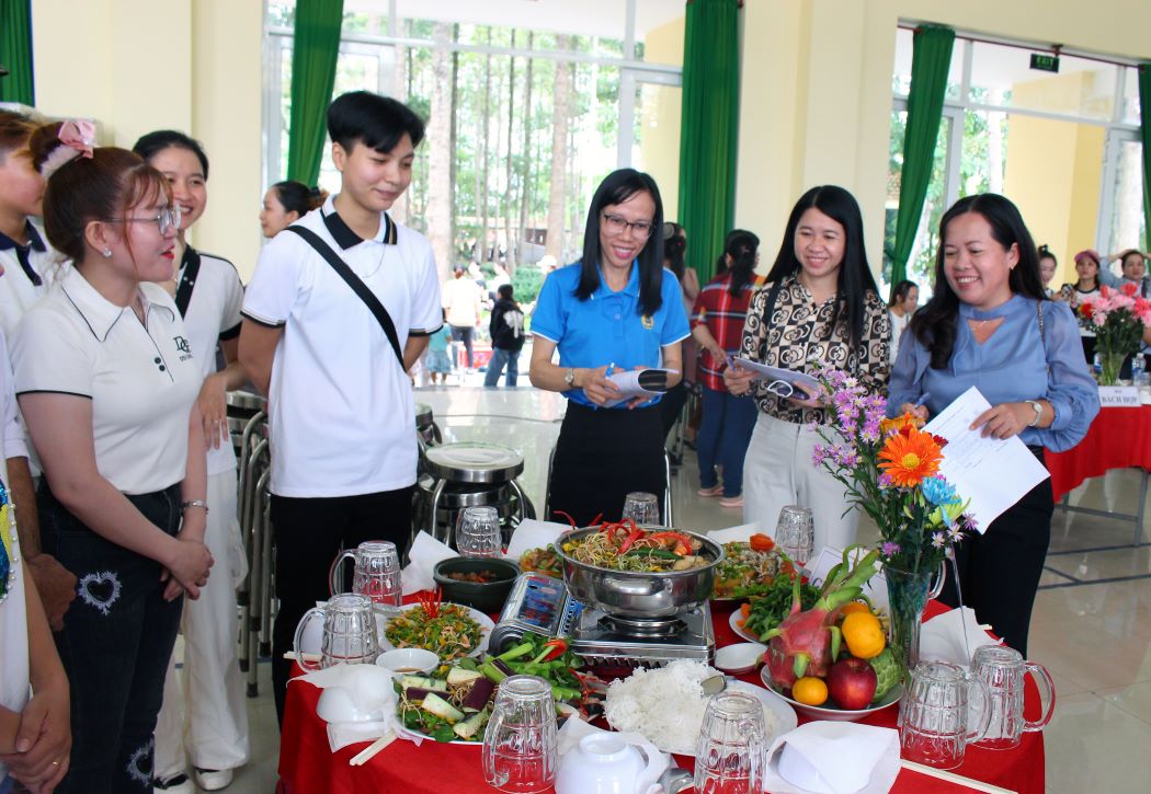 Ban giám khảo làm việc chấm chọn các mâm cơm để tìm ra nhà vô địch. Ảnh: Lục Tùng 