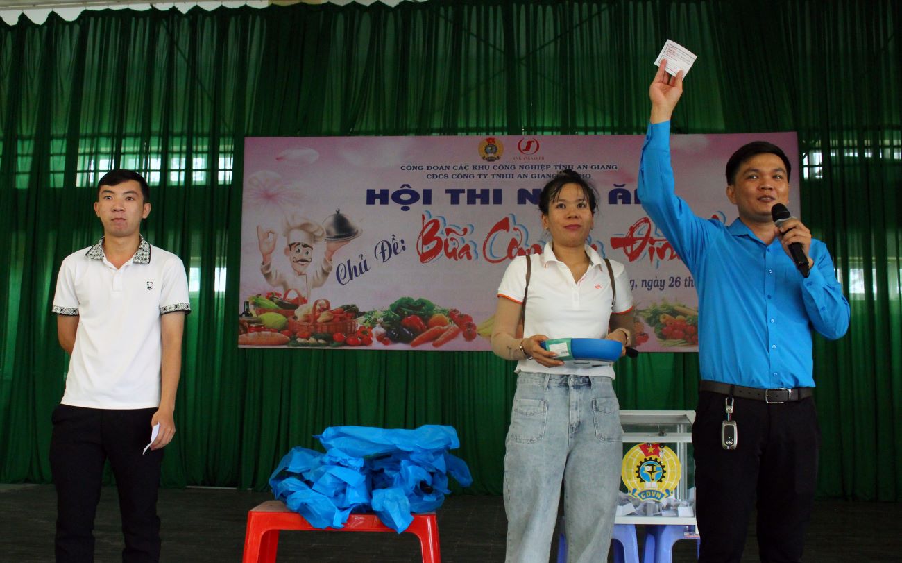 Chương trình rút thăm trúng thưởng dành cho tất cả gần 200 đoàn viên, người lao động tham gia Hội thi. Ảnh: Lục Tùng 