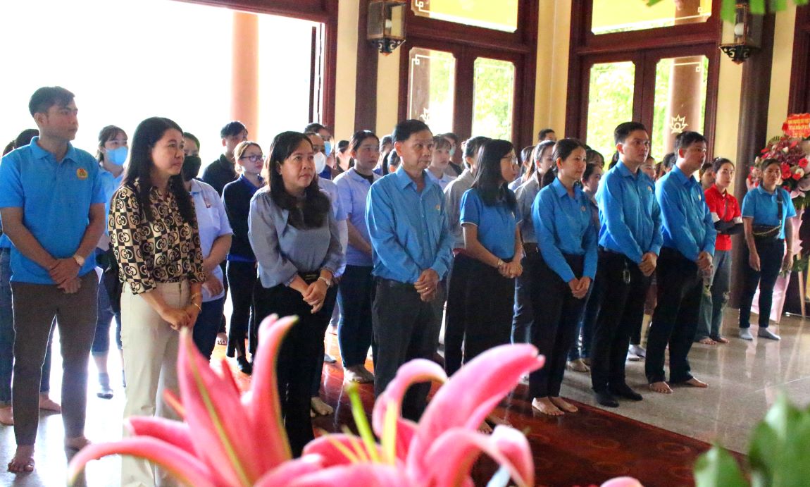 Đoàn công tác Công đoàn các khu công nghiệp tỉnh An Giang viếng Đền thờ Chủ tịch Tôn Đức Thắng tại Di tích quốc gia đặc biệt Khu lưu niệm Chủ tịch Tôn Đức Thắng tại xã Mỹ Hòa Hưng (Long Xuyên - An Giang). Ảnh: Lục Tùng