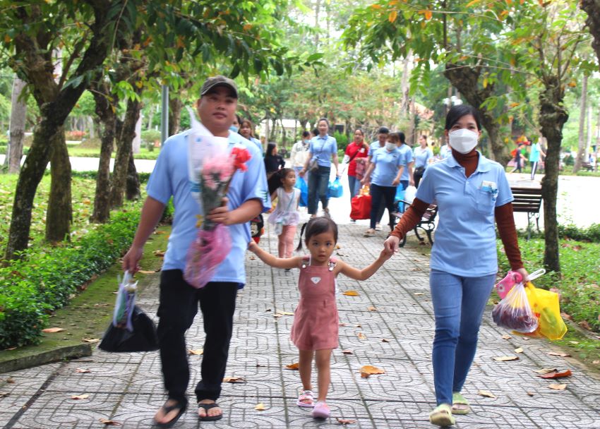 Gần 200 đoàn viên, người lao động thuộc Công đoàn cơ sở Công ty TNHH An Giang Samho  (Khu công nghiệp Bình Hòa) tham gia và cổ vũ Hội thi nấu Bữa cơm gia đình chào mừng Đại hội Công đoàn Việt Nam lần thứ XIII. Ảnh: Lục Tùng