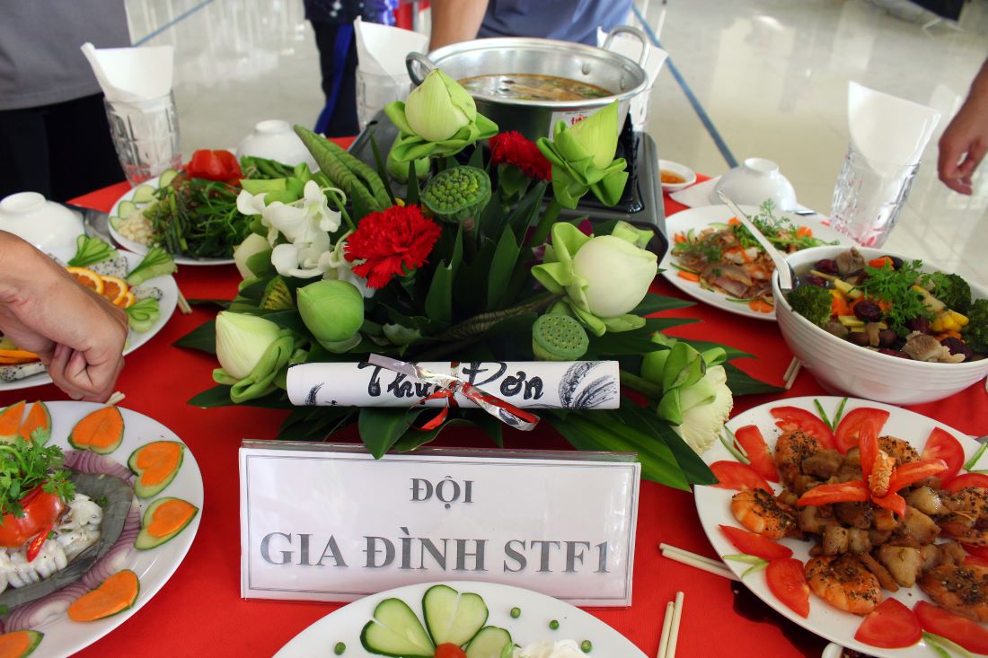 Mâm cơm gia đình sau khi hoàn thành, được trang trí bắt mắt. Ảnh: Lục Tùng