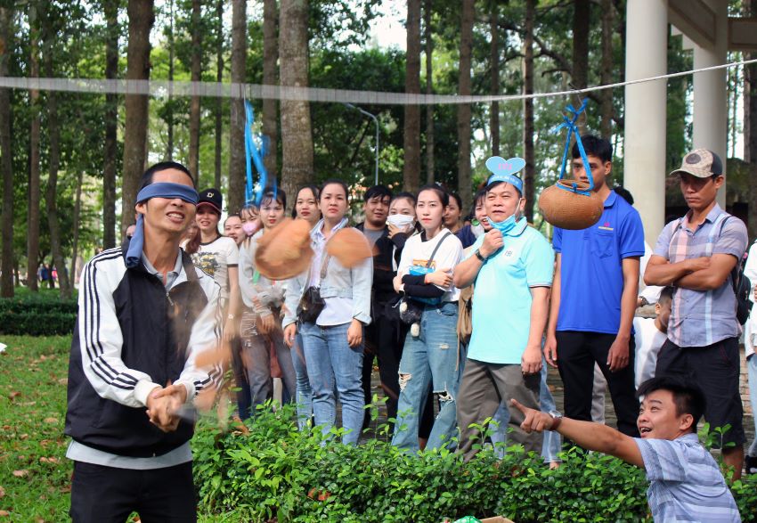 Môn đập nồi đất mang lại cho cả người chơi và người cổ vũ những giây phút  sảng khoái. Ảnh: Lục Tùng
