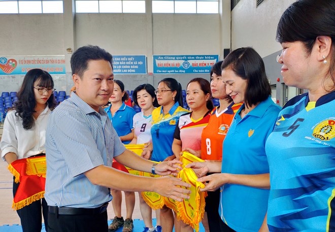 Nhà Văn hóa lao động An Giang kín khách đăng ký vào giờ tan tầm