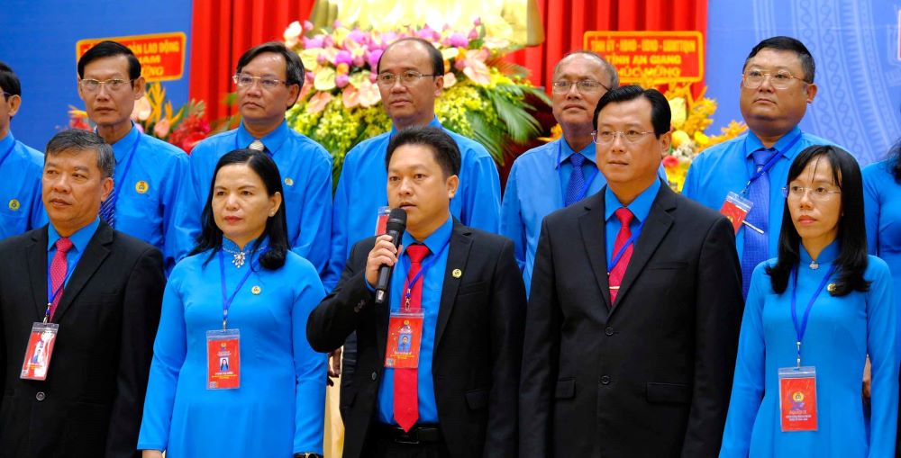 Ông Lâm Thành Sĩ phát biểu tại buổi ra mắt Ban chấp hành LĐLĐ tỉnh An Giang khóa XI, nhiệm kỳ 2023-2028