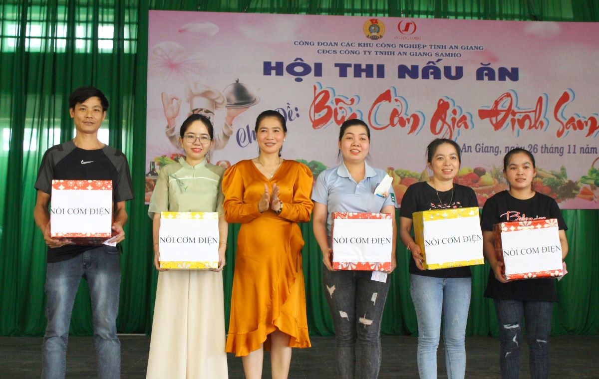 Phần thưởng dành cho các trò chơi giải trí có giá trị thiết thực đối với đời sống đoàn viên, người lao động. Ảnh: Lục Tùng