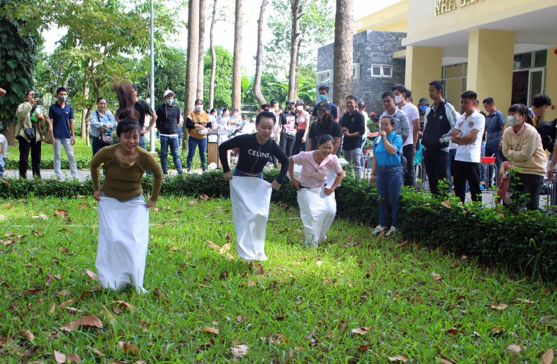 Thi nhảy bao bố. Ảnh: Lục Tùng